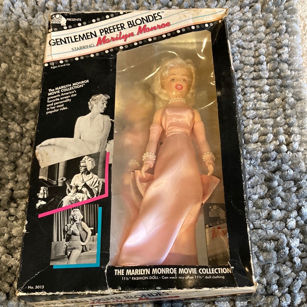 Gentlemen Prefer Blondes Marylin Monroe doll